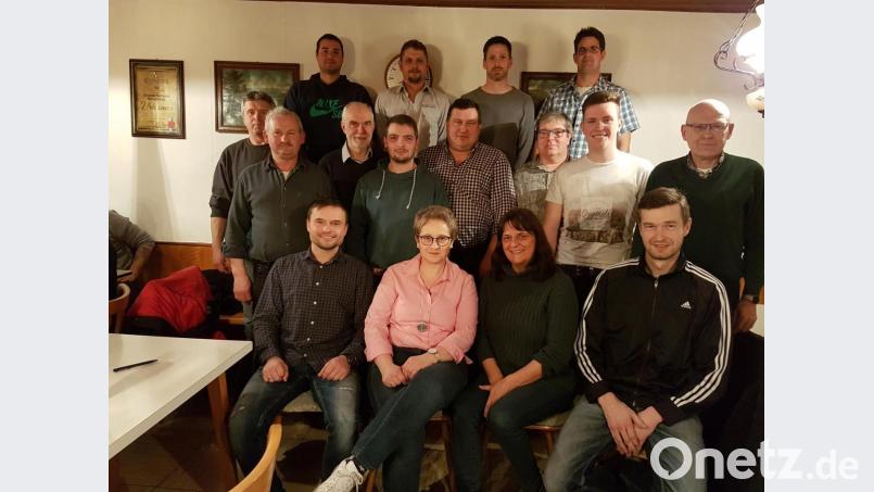 Silvia Schecklmann (vorne, Zweite von links) führt die Kandidatenliste der Wählergemeinschaft der ehemaligen Gemeinde Sassenreuth an. Marktgemeinderat Georg Adelhardt und Alois Lehner (zweite Reihe, von links) leiten Nominierungsversammlung und Wahl. Auch dritter Bürgermeister Werner Trenz (zweite Reihe, rechts) kandidiert erneut. Bild: hzi