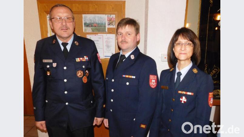 Karlheinz Sehnke übergibt als Kreisbrandmeister das Kommando an Jürgen Küffner. Ihnen dankte und gratulierte Kreisbrandinspektorin Kerstin Schmidt (von links). Bild: hai
