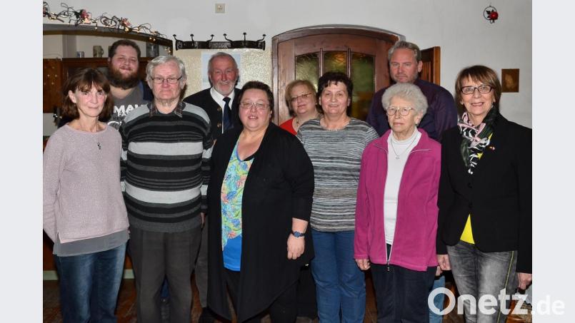Auf Anhieb finden sich beim Gesangverein 1910 mit Andrea Olbrich (Fünfte von rechts) und Dominik Schaller (Zweiter von links) neue Köpfe für das Führungsgremium um Vorsitzende Martina Schaller (Fünfte von links). Bild: fjo