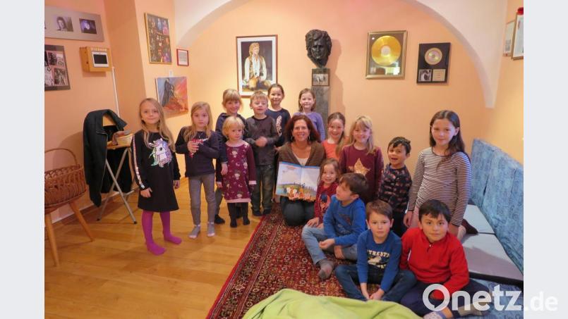 Gut gefallen haben den Kindern die drei Bilderbuchgeschichten, die ihnen Kerstin Graf vorgelesen hat. Bild: jzk