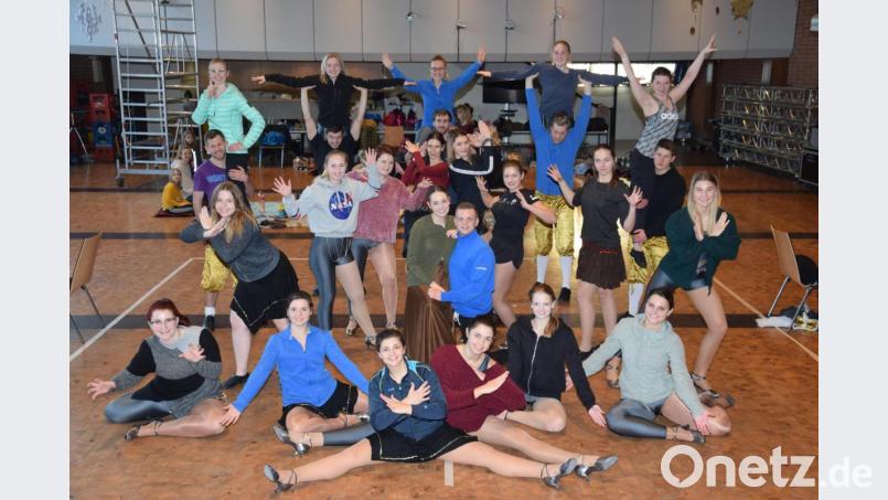 Dreikönigstag ist Trainingstag. Die einzelnen Tänze werden &quot;zerlegt&quot; und so oft wiederholt, bis die kleinste Bewegung passt. In den letzten Tagen vor dem Inthronisationsball wird intensivst trainiert, letzte Feinheiten an den Kostümen herausgearbeitet und die Stadthalle auf Hochglanz geputzt, damit der VFV am Samstag in eine märchenhafte Ballsaison starten kann. Bild: fla