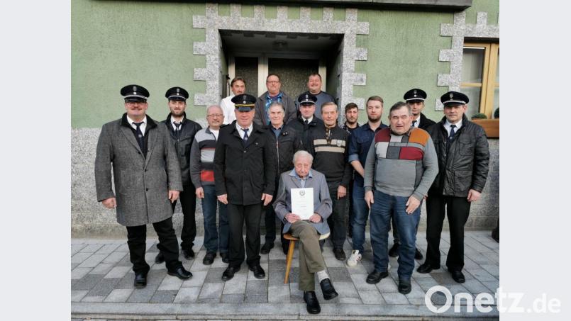 Die Vereinsführung dankt 13 Mitglieder für die Treue, unter anderen dem ältesten Kameraden Sigmund Witzlau (sitzend) für 25-jährige Treue. Bild: gz