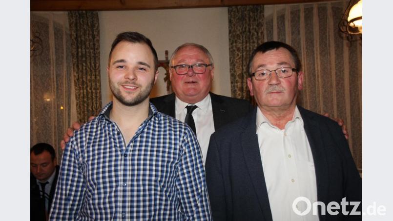 Als Vorsitzender hat Hans Roßmann (rechts) erneut das Vertrauen der Mitglieder erhalten. Zum neuen Kassier wurde Michael Kraus (links) gewählt. Bürgermeister Heinz Weigl dankte für die Bereitschaft, ein Ehrenamt zu übernehmen. Bild: frd