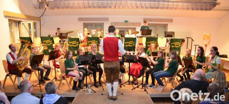 Eine hohen Stellenwert genießt die Ausbildung von jungen Nachwuchsmusikern bei der Ehenbachtaler Blaskapelle, die beim Konzert eine Kostprobe ihres Könnens geben. Bild: ads