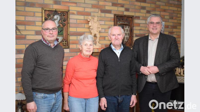 In geselliger Runde feierte Richard Bayer seinen 85. Geburtstag. Seitens der Stadt Pfreimd gratulierte Bürgermeister Richard Tischler (rechts). Auch Ehefrau Margarete und Sohn Thomas ließen das Geburtstagskind hochleben. Bild: bnr