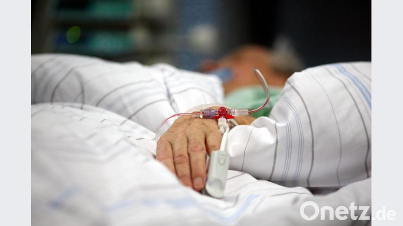 Ein Patient liegt auf der Intensivstation eines Krankenhauses. Symbolbild: Kay Nietfeld/dpa