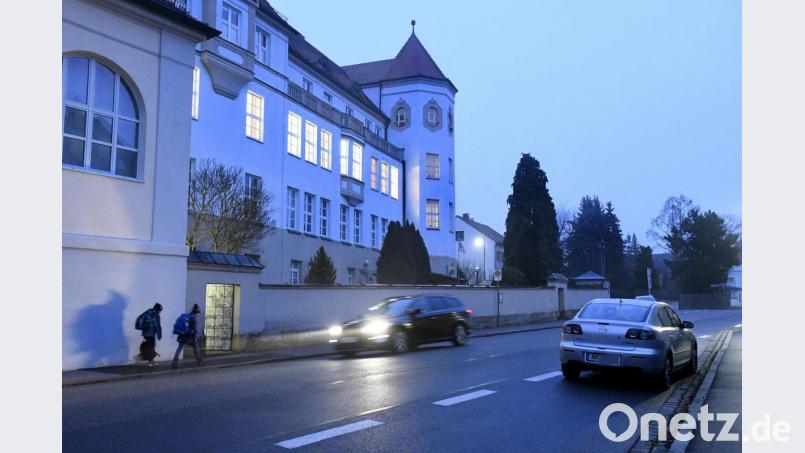 In der Archivstraße hat Freie-Wähler-Stadtrat Eberhard Meier eine Gefahrenzone ausgemacht. Unter anderem wegen der zwei Bushaltestellen dort. Er und seine Wählergemeinschaft fordern deshalb eine Tempo-30-Zone. Bild: Petra Hartl