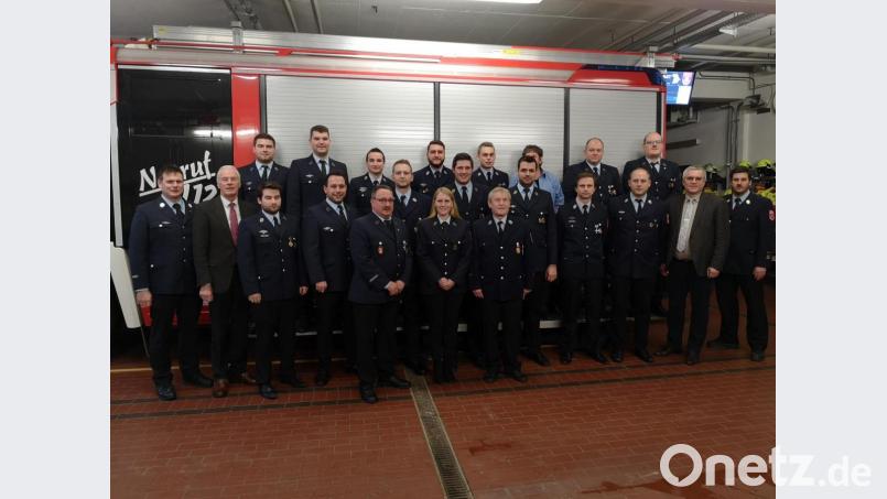 Ehrungen und Ernennungen wurden bei der Pfreimder Feuerwehr vorgenommen. Dazu gratulierten der stellvertretende Landrat Arnold Kimmerl (Zweiter von links), Bürgermeister Richard Tischler (Zweiter von rechts), die Vorsitzenden Markus Muntanjohl (vorne, Fünfter von links) und Tobias Strehl (hinten rechts) sowie die Kommandanten Stefan Dirschwigl (vorne rechts) und Thomas Schreier (links). Bild: hir