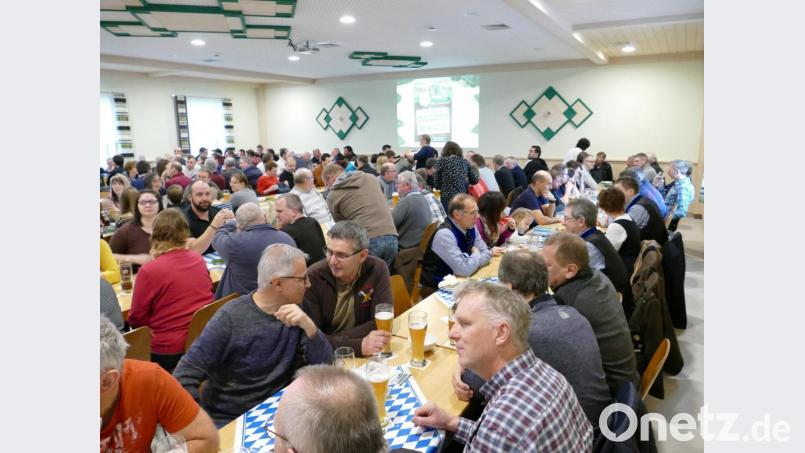 In kürzester Zeit waren die Tische beim Frühschoppen der Böllerschützen besetzt und die Lose vergriffen. Bild: rwo