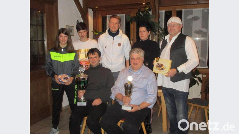 Michael Biller (sitzend links) gewann den Unikat-Schützenmeisterpokal, Adolf Praschel (sitzend rechts) den Hl.-Dreikönigs-Wanderpokal. Dahinter stehen die fünf besten Glücksschützen, die Sachpreise erhielten. Bild: slh