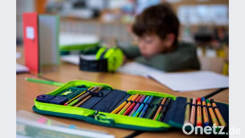 Ein Junge einer 2. Klasse arbeitet in einer Grundschule im Klassenzimmer an einem Arbeitsblatt. Der bayerische Kultusminister Piazolo (Freie Wähler) will den Lehrermangel an Grund-, Mittel- und Förderschulen abpuffern. Bild: Sven Hoppe/dpa