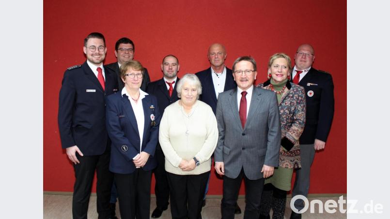 Bereitschaftsleiter Sven Lehner (links), Kreisgeschäftsführer Holger Schedl (Zweiter von links) sowie die stellvertretende Kreisvorsitzende Eva Freifrau von Podewils (Zweite von rechts) und Kreisbereitschaftsleiter Christian Stahl (rechts) mit den ausgezeichneten Mitgliedern (von links) Iris Schade, Bernhard Hanny, Christine Kelch, Michael Häckl. Mit auf dem Bild Bürgermeister Hans Donko (Dritter von rechts). Bild: njn