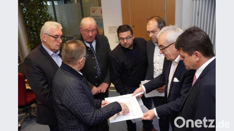 Robert Meindl, Ludwig Zitzmann, Hans-Jörg Schön, Thomas Kaufmann, Eberhard Besold und Josef Hecht (von rechts) besprachen mit Architekt Wolfgang Schultes (vorne links) die Entwurfsplanung. Bild: bkr