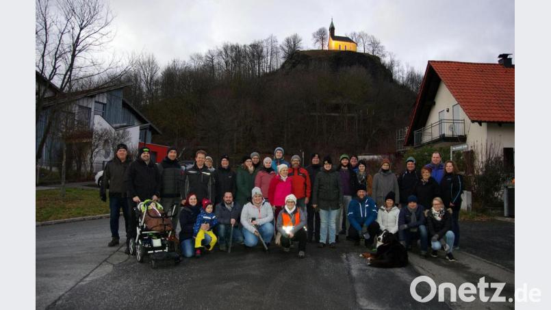 Im Bild die Gruppe der SCE-Sparte Tischtennis beim Abmarsch vor der imposanten Kulisse des Parksteiner Basaltkegels. Bild: btb
