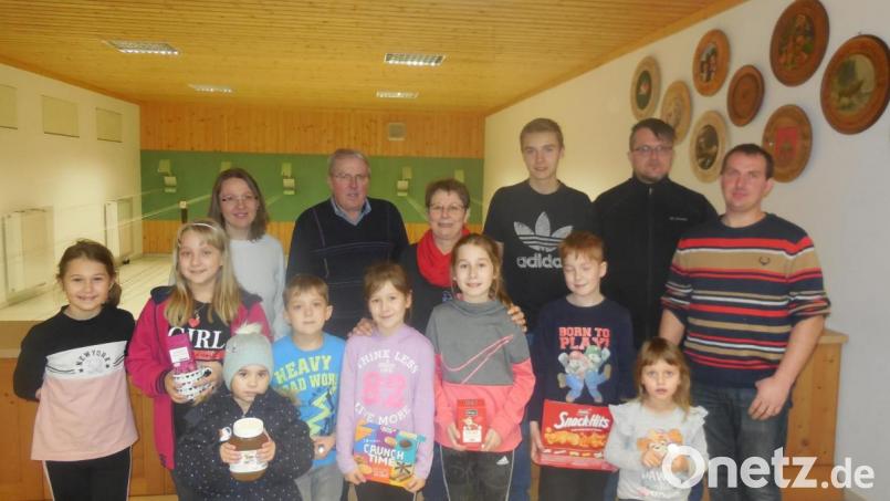 Die besten Teilnehmer beim Silvesterschießen durften sich als erste die Preise aussuchen. Bild: rro
