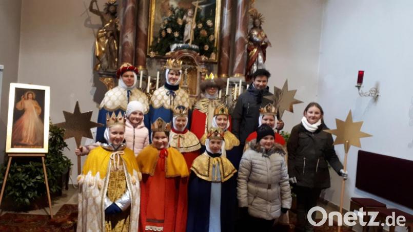 Die Wurzer Ministranten ziehen als Sternsinger durch den Ort und sammeln Geld. Bild: exb/Josef Stock