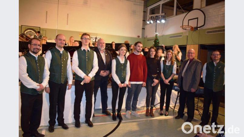 Ehrungen (von links): Manuel Jung, Christopher Braunisch, Tommes Rute, Werner Stein (Kreisvorsitzender), Eva Wismeth, Benedikt Wismeth, Amelie Wismeth, Kristin Gräml, Gerhard Engl (Bezirksvorsitzender), Daniel Haller Bild: e