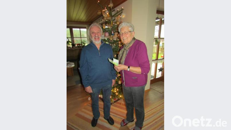 Erna Wolf überreicht Hans Karl eine 400-Euro-Spende. Das Geld ist für die Aktion &quot;Für das Leben und die Hoffnung&quot; gedacht.. Bild: is