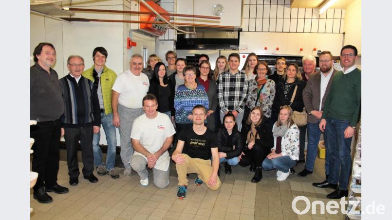 Die Mitarbeiter des Speinsharter Klostergasthofs erkundeten in Kemnath die Bäckerei von Elmar Bayer und die Klosterbrauerei von Johannes Ponnath (Vierter und Dritter von links). Bild: stg
