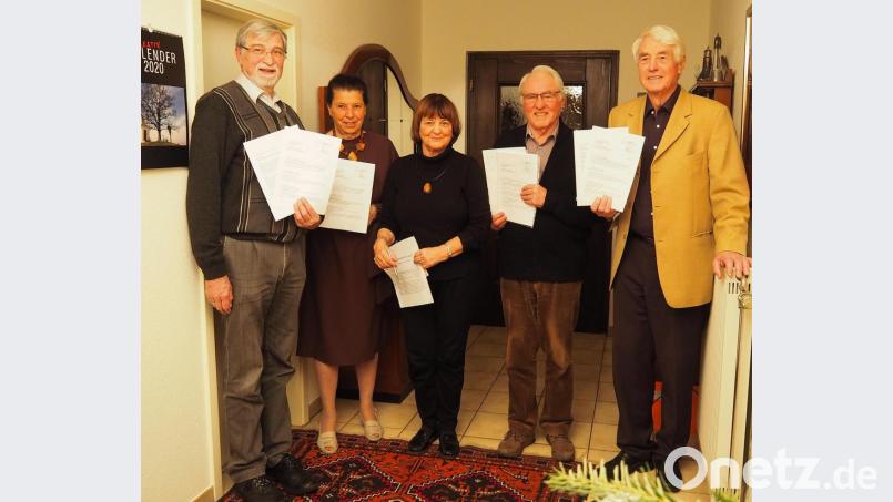 Das neue Halbjahresprogramm ist fertig. Die Sprecher des Freundeskreises Weiden der Evangelischen Akadmie Tutzing (von links) Friedrich Gollwitzer, Uta Doenitz, Karin Holl, Ehrenfried Lachmann und Professor Fritz-Dieter Doenitz stellen es vor. Bild: Bühner