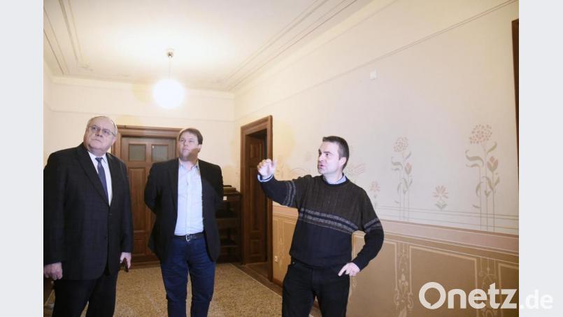 Stadtpfarrer Markus Schmid (von rechts) zeigt Bezirksheimatpfleger Tobias Appl und Bezirkstagsvizepräsidenten Lothar Höher die freigelegten Jugendstilelemente im Pfarrhaus von St. Josef. Bild: Gabi Schönberger