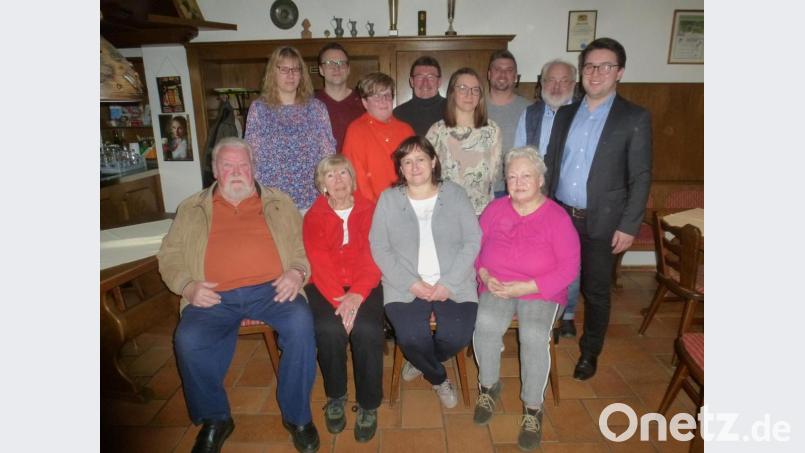 Diese Kandidaten schickt der SPD-Ortsverein bei der Kommunalwahl ins Rennen um Wählerstimmen. MdB Marianne Schieder (vorne, Zweite von rechts) und Kreisvorsitzender Florian Wein (rechts) freut das Engagement. Bild: mad