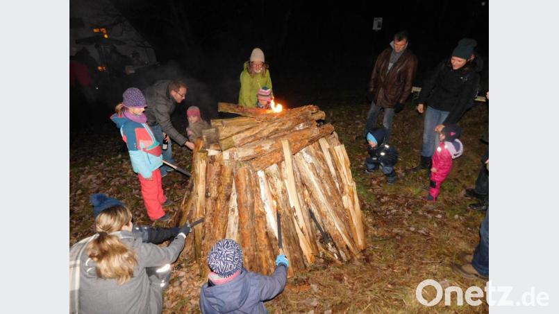 Mit dem Entzünden des Holzstoßes gaben die Kinder den Startschuss zum Winterfeuer „Fire &amp; Ice“ des Fichtelgebirgsvereins. Bild: hai