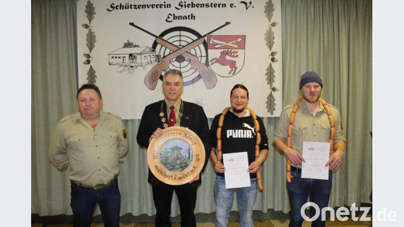 Hubert Putzer (Zweiter von links) wurde Schützenkönig sowohl im Luftgewehrschießen als auch mit der Luftpistole. Vorsitzender Gerhard Plannerer (von links) sowie die beiden Ritter Alexander Fischer und Sebastian Müller gratulierten zum Doppelerfolg. Bild: soj