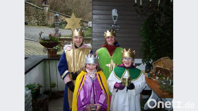 Die Sternsinger des zweiten Tages - von links Eva Schneider, Isabella Regler, Nicola Linhard und Anna Rösch - lassen sich neben der Krippe ablichten. Bild: rrd