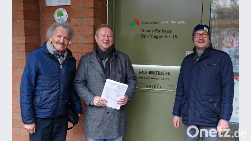 Der Vorsitzende der Freien Wähler Weiden Bernhard Schlicht (links) und seine beiden Stellvertreter Bernhard Herzog (Mitte) und Peter Leitermann reichen den Wahlvorschlag zur Kommunalwahl 2020 im Neuen Rathaus ein. Bild: Dobmeier