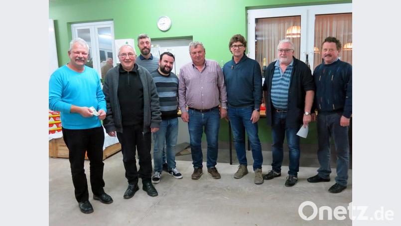 Die SPD-Mannschaft um Vorsitzenden Thomas Ott und Richard Raithel (Organisation; Dritter und Vierter von links) überreicht den drei Besten des Preisschafkopfes ihre Preise: (von links) Sieger Peter Windisch, Zweiter Heiner Kohl und Dritter Heinz Friedrich. Im Bild (von rechts) Ludwig Schneider, Matthias Haberberger und Fritz Betzl. Bild: jma