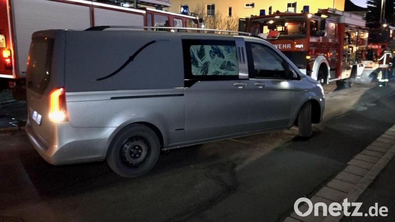 Ein Bestattungsunternehmen transportiert den toten 35-Jährigen ab. Bild: Auer Alexander