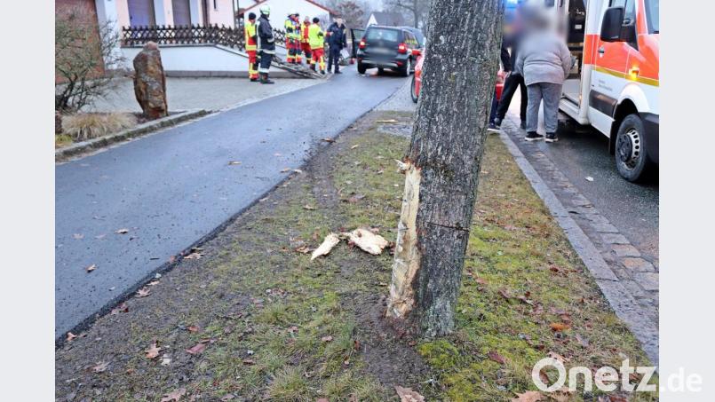Ein Škoda Yeti streift am Dienstagnachmittag einen Baum in der Felsmühlstraße in Grafenwöhr. Bild: jma
