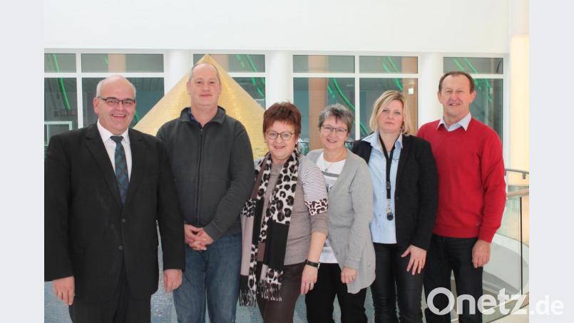 Das Sibyllenbad hat sich zu einem touristischen Highlight entwickelt. Darin waren sich (von links) Bürgermeister Klaus Meyer, SPD-Landratskandidat Thomas Döhler, Bezirksrätin Brigitte Scharf, Personalratsvorsitzende Claudia Summer, stellvertretende Werkleiterin Barbara Bannert und Bezirksrat Richard Gaßner einig. Bild: exb