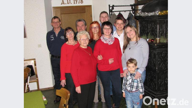 Im Kreise ihrer Lieben stellt sich Irene Spachtholz (vorne Bildmitte) mit den Töchtern Gabriele (Zweite von links) und Claudia (Fünfte von links), deren Familien mit Enkeln und Urenkeln zu einem Erinnerungsfoto. Bild: knh