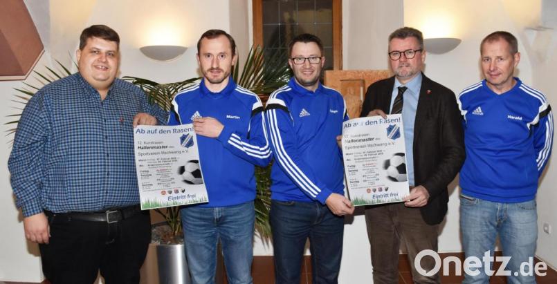 Bei der Vorstellung des Plakats (von links): Illschwangs Bürgermeister Dieter Dehling, SVI-Vorsitzender Martin Luber, Holger Kellner (Mitglied des Organisationsteams), Sulzbachs Bürgermeister Michael Göth und Harald Janker (Mitglied des Organisationsteams). Bild: no