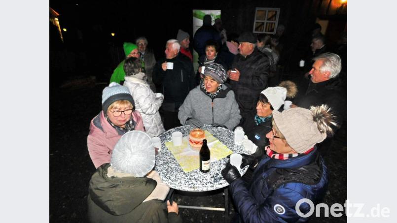 Die Besucher scharten sich um die Partytische und Feuertonnen. Bild: hai