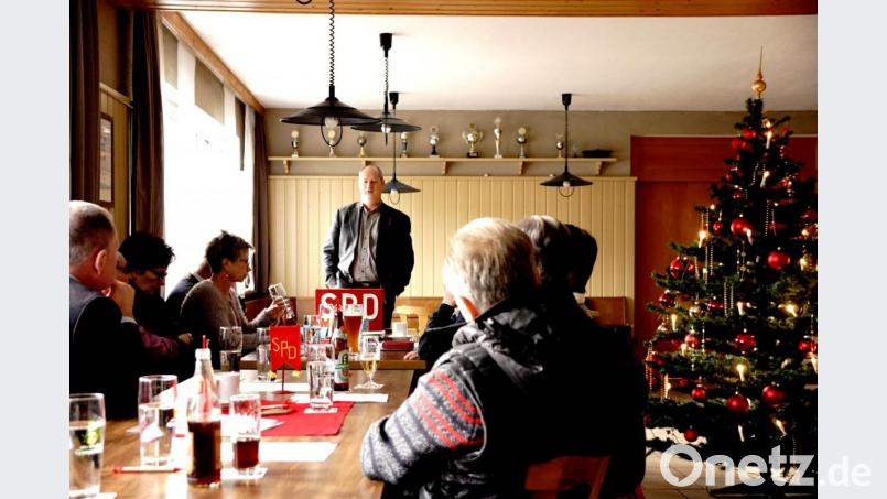 Thomas Döhler (stehend) gab einen Einblick in seine Wahlkampfthemen als Landratskandidat. Bild: bkr