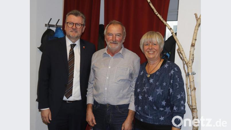 Bürgermeister Michael Göth (links) gratuliert dem Jubilar Helmut Fackler, hier mit Ehefrau Gudrun. Bild: mfh