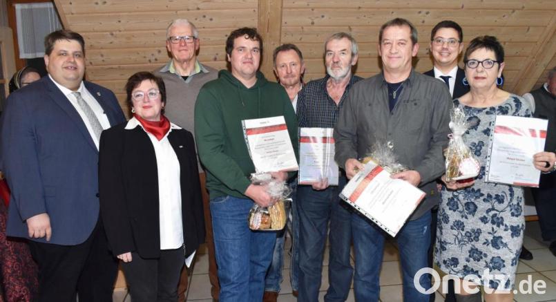 Blutspenderehrung in Illschwang (von links): Bürgermeister Dieter Dehling, stellvertretende BRK-Kreisgeschäftsführerin Sabine Bogner, Karl Burger (50 Spenden), Armin Knarr (50), Albert König (100), Ernst Knarr (100), Manfred Koller (125), Zweiter Bürgermeister Benjamin Hiltl und Margot Strobel (100). Es fehlt Hans-Dieter Gradl (50 Blutspenden). Bild: no