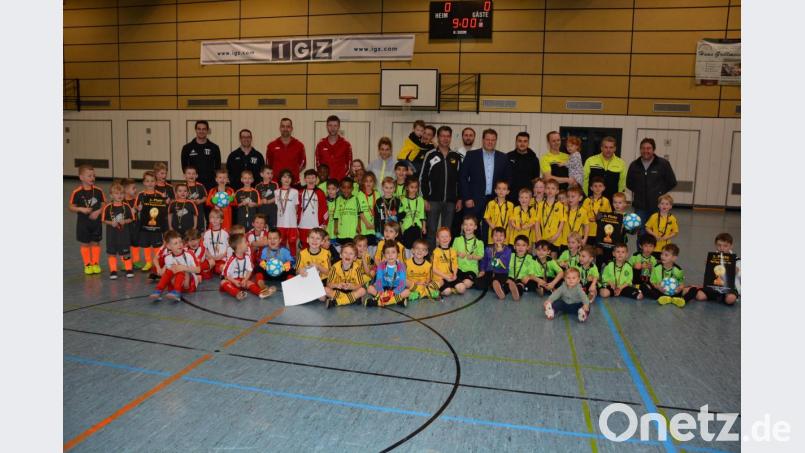 Herzerfrischenden Nachwuchsfußball zeigten die G-Junioren, die jüngsten Kicker. Alle Mannschaften wurden zu Siegern erklärt, wichtig war die Freude am Fußball. Unser Bild zeigt alle teilnehmenden G-Junioren mit den Jugendleitern, den Offiziellen des SV Steinmühle sowie Zweitem Bürgermeister Stefan Grillmeier. Bild: jr