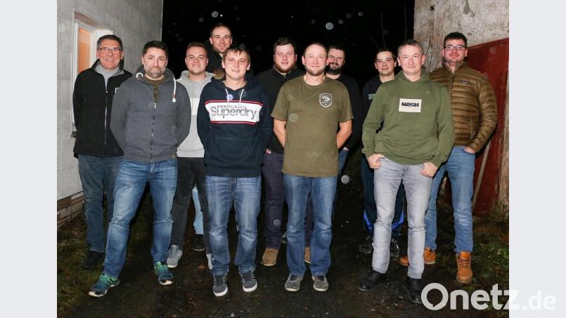 Zweiter Bürgermeister Oskar Schuster (links) gratulierte bei der Jahreshauptversammlung des Angelvereins Friedenfels dem neuen Vorstand. Er wünschte den beiden Vorsitzenden Manuel Zeitler und Manuel Horn (vorne, Zweiter und Dritter von rechts) mit ihrem Team eine weitere positive Vereinsentwicklung. Bild: bsc