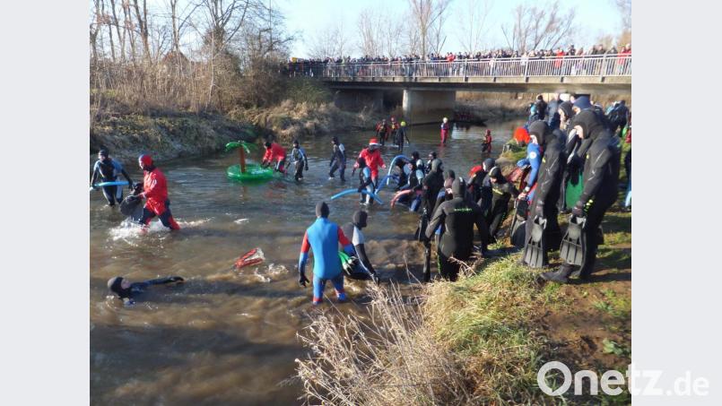Vor vielen Zuschauern auf der Vilsbrücke und am Ufer starteten die Schwimmer in das kühle Vergnügen. Bild: ibj