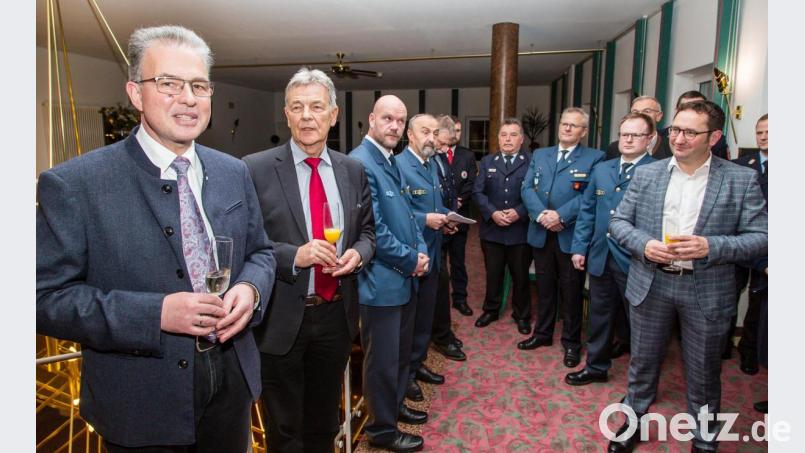 Fraktionschef Florian Streibl und Abgeordneter Joachim Hanisch empfingen die Ehrenamtlichen der Rettungsorganisationen und dankten für den Einsatz für die Allgemeinheit. Bild: Clemens Hösamer