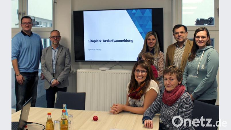 Kandidaten der Sulzbach-Rosenberger CSU informieren sich im Jugendamt der Stadt Amberg über die Umsetzung des zentralen Kita-Anmeldeportals: (stehend, von links) Ortsvorsitzender Patrick Fröhlich, Jugendamtsleiter Thomas Boss, Eva Fröhlich, Zweiter Bürgermeister Günter Koller, Marion Walter, (sitzend von links) Frauen-Union-Vorsitzende Nicole Selendt und Stadträtin Evi Rauch. Bild: paf
