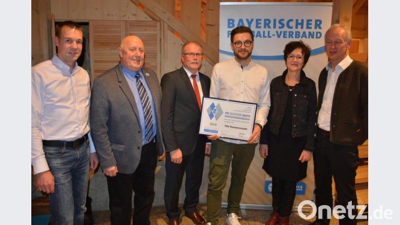 Mit der Silbernen Raute des Bayerischen Fußballverbandes wurde jetzt der TSV Konnersreuth ausgezeichnet. Bei der Verleihung der hohen Auszeichnung waren mit dabei (von links) BLSV-Kreisvorsitzender Andreas Malzer, Kreisehrenamtsbeauftragter Martin Braun, Bürgermeister Max Bindl, TSV-Vorsitzender Maximilian Siller, sowie Inge und Konrad Härtl, der mit dem DFB-Ehrenamtspreis ausgezeichnet wurde. Bild: jr