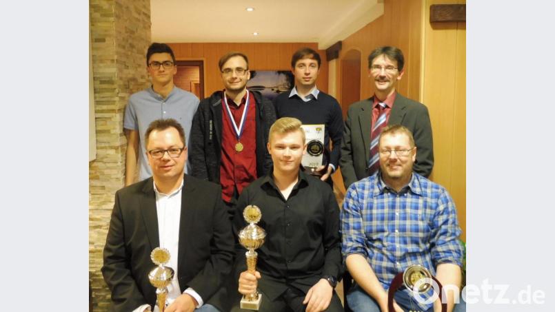 Spannende Spiele gab es bei der Vereinsmeisterschaft und der Grand-Prix-Serie des Schachklubs. Unser Bild zeigt die Erstplatzierten. Bild: sts