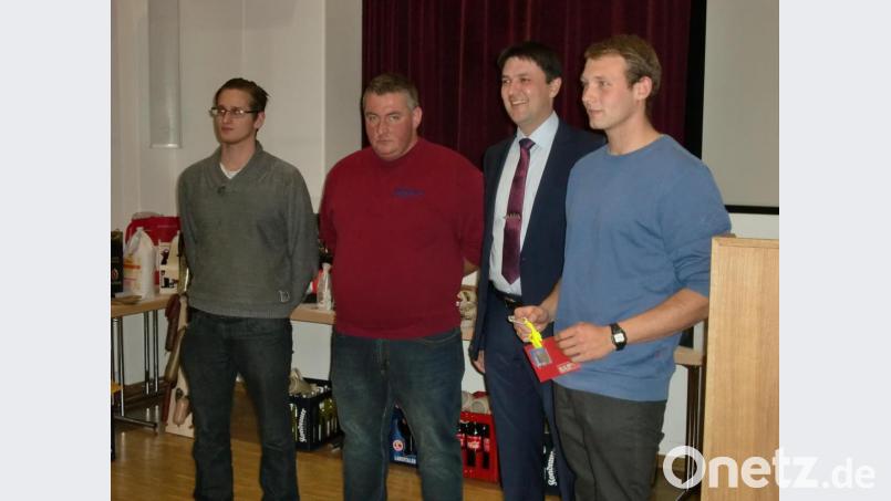 Für ihr großes Engagement im Einsatz und bei Fortbildungen ehrte Kommandant Andreas Ringlstetter Martin Jank, Bernd Simon und Benjamin Schwarz. Bild: aub