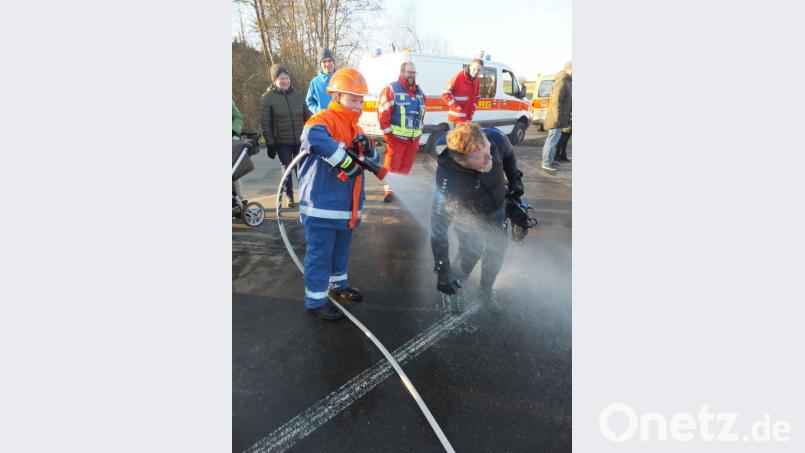 Eine große Freude war für den Jungfeuerwehrmann das Abspritzen der Teilnehmer. Bild: ibj