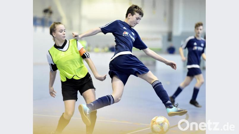 Überflieger im Spiel der C-Junioren zwischen der SG Haidenaab-Vils (links) gegen die SG Loderhof. Bild: Hubert Ziegler